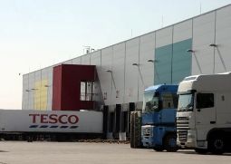 Intelligens kamerák őrzik a Tesco raktárbázisát