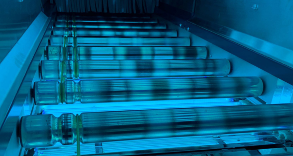 Smiths Detection UV-C fénnyel fertőtlenítő tálcarendszer csomagvizsgáló röntgenekhez 